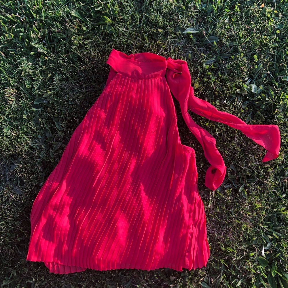 Pleaded blouse with neck tie